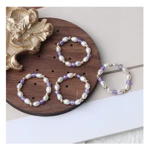 Handgemachte Perlen und Amethyst Perlenringe mit goldenen Akzenten und elastischem Design.