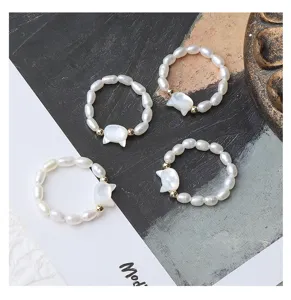 Anello in perle d'acqua dolce naturali con design di gatto in conchiglia elastico.