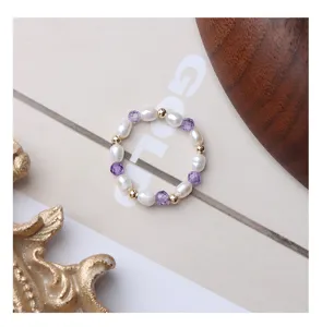 Detailansicht des Perlen- und Amethyst-Perlenrings mit elastischem Design für Damen.