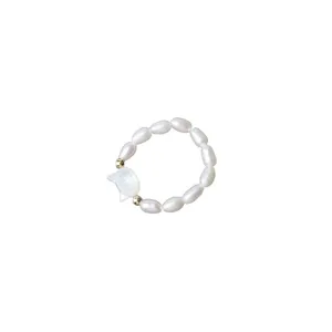 Elegante anello di perle d'acqua dolce con ciondolo gatto in conchiglia ed elastico.