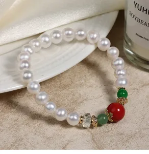 Elegantes Süßwasserperlen Armband mit rotem Zinnober und grünen Edelsteinen Design