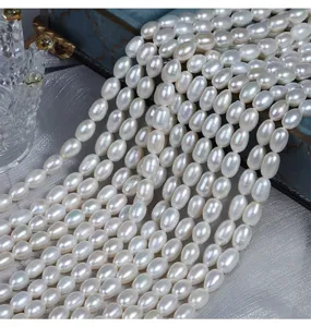 Detailopname van 7mm rijst druppelvormige natuurlijke zoetwaterparels los voor sieraden maken.