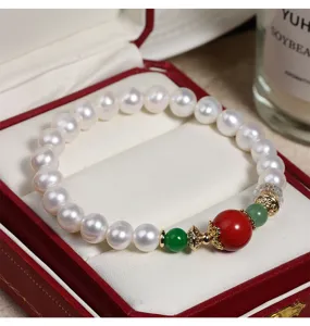 Chinesischer Stil Perlenarmband mit rotem Zinnober und gruenen Edelsteinen Detail