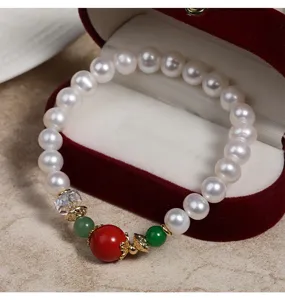 Elegantes Süsswasserperlen Armband mit rotem Zinnober, grüner Edelstein und Kristall.