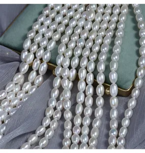 Detailopname van 7mm zoetwaterparels, losse halffabricaat strengen voor sieraden.