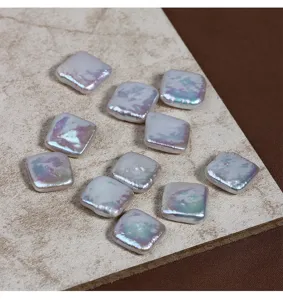 Vue détaillée de perles d'eau douce baroques carrées, idéal pour la création de bijoux.