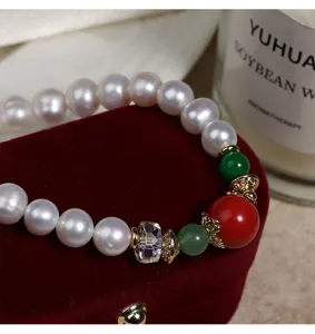 Eleganter Natur-Süßwasserperlen-Armband mit rotem Zinnober und grünen Kristallperlen.