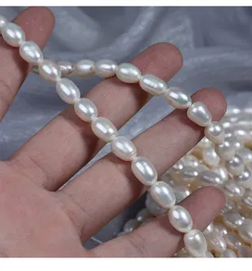 Detailopname van 7mm natuurlijke zoetwater rijstparels, perfect voor handgemaakte sieraden.