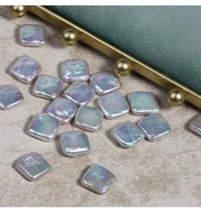 Gros plan détaillé de perles d'eau douce baroques carrées 11-12mm pour bijoux faits main DIY.