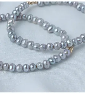 Graue Süßwasserperlen Armband Detailansicht mit glänzenden Perlen und feinen goldenen Akzenten