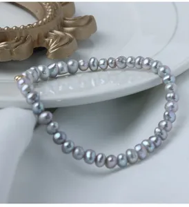 Detailaufnahme des grauen Barock-Süßwasserperlen-Armbands mit 14K Gold-Elementen und elastischem Band