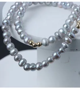 Elegantes graues Süßwasserperlenarmband mit goldgefüllten Metallperlen für feines Design