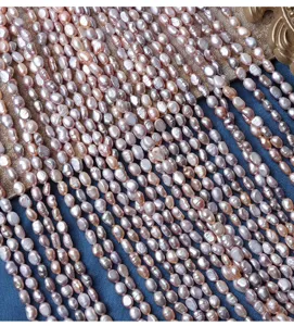 Detailopname van strengen natuurlijke zoetwaterparels in gemengde kleuren, mooie glans.