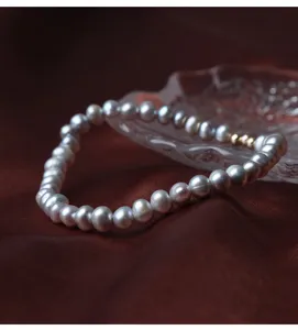 Exquisites graues Süßwasserperlen Detailarmband mit US 14K vergoldeten Akzentperlen.