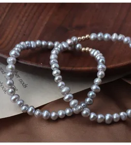 Zarte graue Süßwasserperlen Armband mit filigranen 14k vergoldeten Perlen für den Alltag.