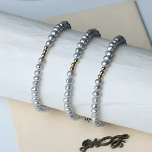 Graues Süßwasserperlen Armband mit 14K vergoldeten Perlen minimalistischer elastischer Schmuck.