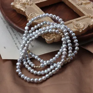 Elegantes graues Süßwasserperlen Armband mit 14K vergoldeten Akzenten, minimalistisch.
