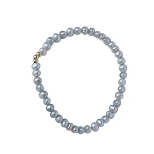 Elegantes graues Süßwasserperlen Armband mit vergoldeten Akzentperlen, minimalistischer Schmuck.