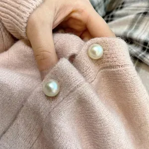 Perlenknopf rosa Strickjacke Nahaufnahme Hauptansicht zeigt feine Knoepfe Details.