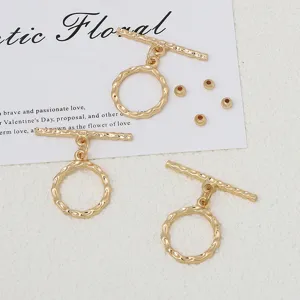 Juego de cierres toggle de metal dorado y cuentas pequeñas para joyería DIY hecha a mano.