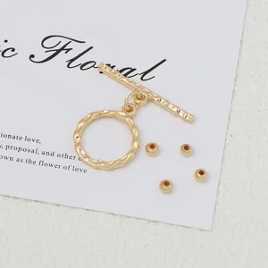 Cierre OT de laton chapado en oro y abalorios detalle para creacion de joyas DIY hechas a mano.