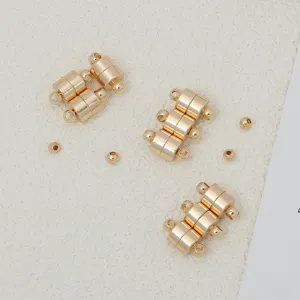 Primer plano detallado de cierres de joyería magnéticos dorados para manualidades.