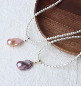 Dettaglio collana perle d'acqua dolce barocca con grande ciondolo colorato e chiusura in argento.