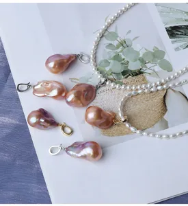 Primo piano dettagliato di ciondoli in perle d'acqua dolce barocche colorate con ganci in argento.