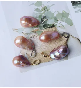 Dettaglio pendente perla barocca, ciondolo perla coda di pesce, accessorio perle acqua dolce.