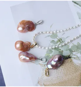 Dettaglio pendente perla barocca e collana di perle di riso bianche, ideale per gioielli fai da te.