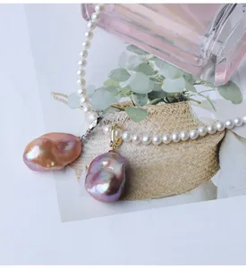Collana di perle d'acqua dolce naturali con ciondoli barocchi colorati in argento.