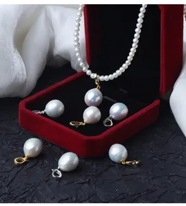 Dettaglio del ciondolo in perla barocca con lucentezza brillante e chiusura in argento S925.