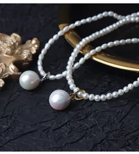 Vista dettagliata del grande ciondolo di perle Edison con chiusura universale e collana.