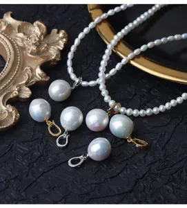 Vista dettagliata di collana con pendente in perla barocca e chiusura in argento S925.