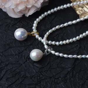 Squisita collana con ciondolo di perle barocche Edison e chiusura universale brillante.