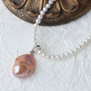 Collana di perle d'acqua dolce naturali con grande ciondolo barocco rosa in argento sterling.