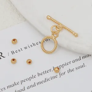 Detalle de cierre de barra dorado y abalorios, perfecto para manualidades DIY de pulseras y collares.