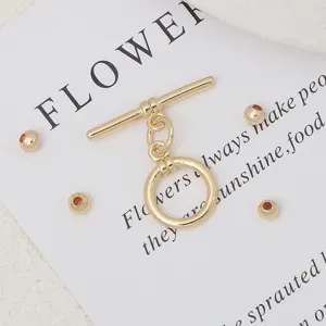 Detalle de cierre de barra dorado y cuentas para hacer joyas de pulseras artesanales DIY.