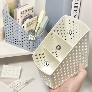 Organizzatore da scrivania multifunzionale in plastica con tre scomparti inclinati.