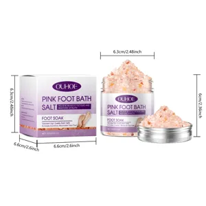 Vista detallada de sal de baño rosa con minerales naturales para pies suaves y cuidados.