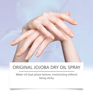 Λεπτομέρεια σπρέι ελαίου jojoba με λεπτή υφή, απαλή φροντίδα χεριών και ενυδάτωση.