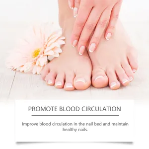 Détail de spray de soin des ongles avec des ongles manucurés propres pour un look sain.