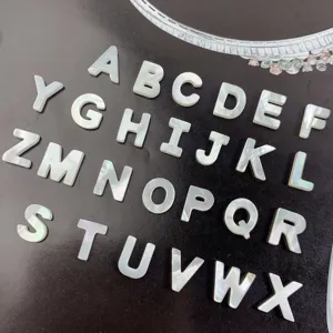 Natürliche weiße Perlmutt 26 englische Buchstaben Muschel Perlen für DIY Schmuckherstellung Zubehör.