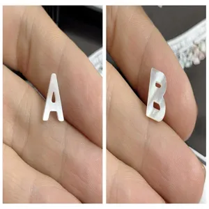 Detailansicht von Perlmutt Muschel Buchstaben Perlen fuer Schmuckherstellung DIY.