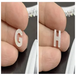 Natürliche weiße Perlmutt Muschel Buchstaben Anhänger für DIY Schmuck Zubehör.