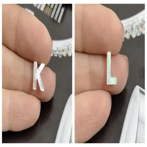 Perlmutt-Alphabet K und L Anhänger Detail, zeigt feine Muscheltextur und zarten Rand.