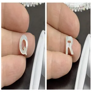 Natürliche weiße Perlmutt Alphabet Buchstaben Muschel Perlen für DIY Schmuck Detailansicht