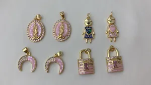 Détail de pendentifs DIY en coquillage rose et zircon, breloques de collier plaquées or.