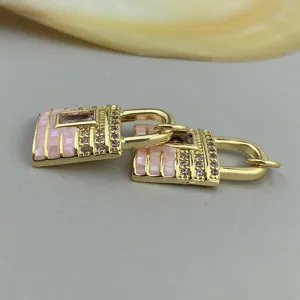 Pendentif cadenas plaque or avec nacre rose et zircone cubique pour bijoux collier DIY femme.