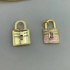 Pendentif cadenas sac à main coquillage rose zircon plaqué or pour bijou DIY détail.